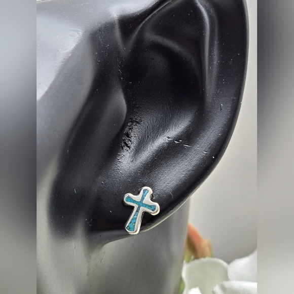 ❤️ BEAUTIFUL CROSS STUD EARRINGS - Picture 2 of 5